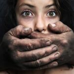 Entra in casa dal balcone e aggredisce la sua ex