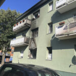 TRAGEDIA NELLA NOTTE A LUCCA: FIAMME IN UNA PALAZZINA, DUE MORTI E 13 FERITI. SALVO UN NEONATO